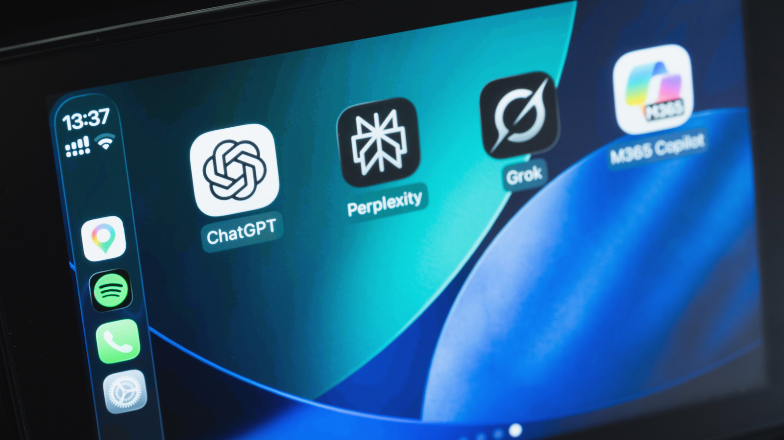 CarPlay-style display showing ChatGPT, Perplexity, Grok, and M365 Copilot app icons